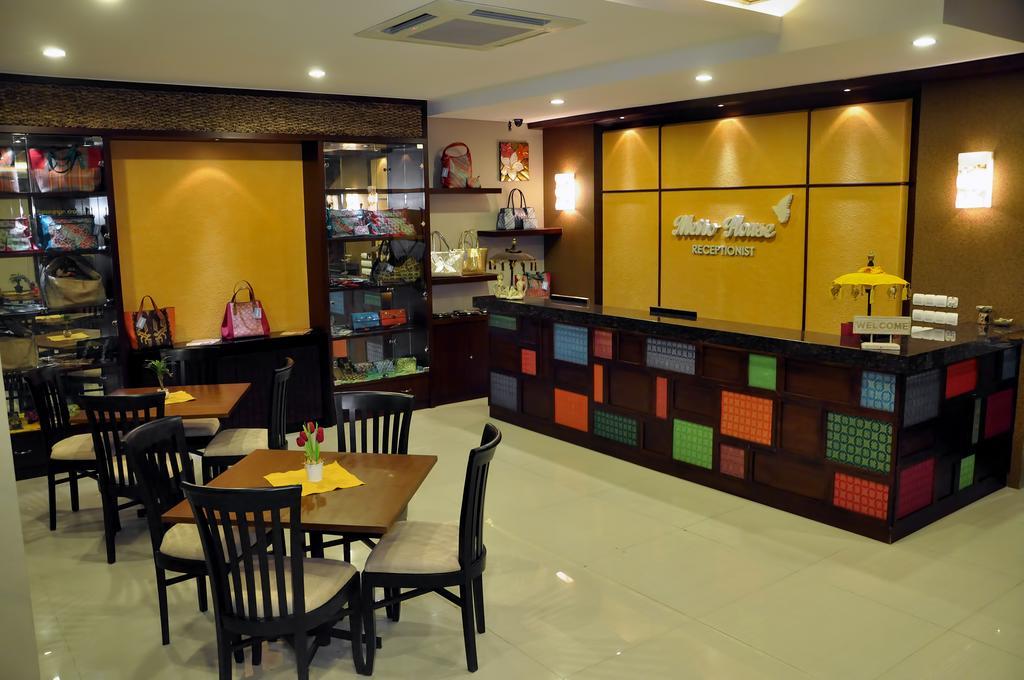 Metro House Hotel Surabaya Esterno foto